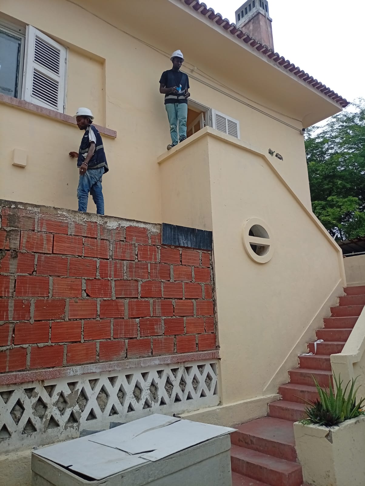 Equipa no Terreno — Instalação Exterior em Altura